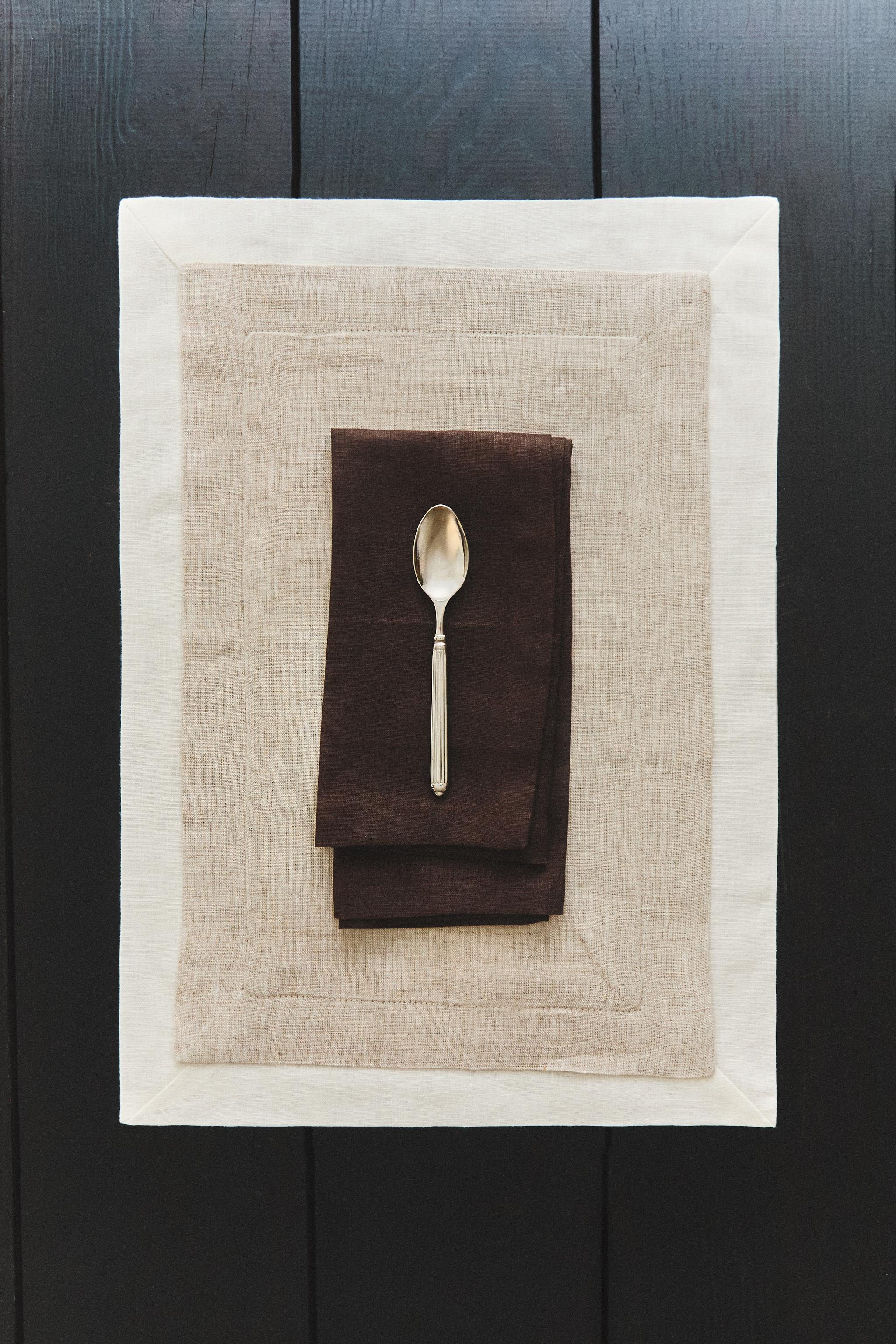 DOUBLE-LAYER PLACEMAT
